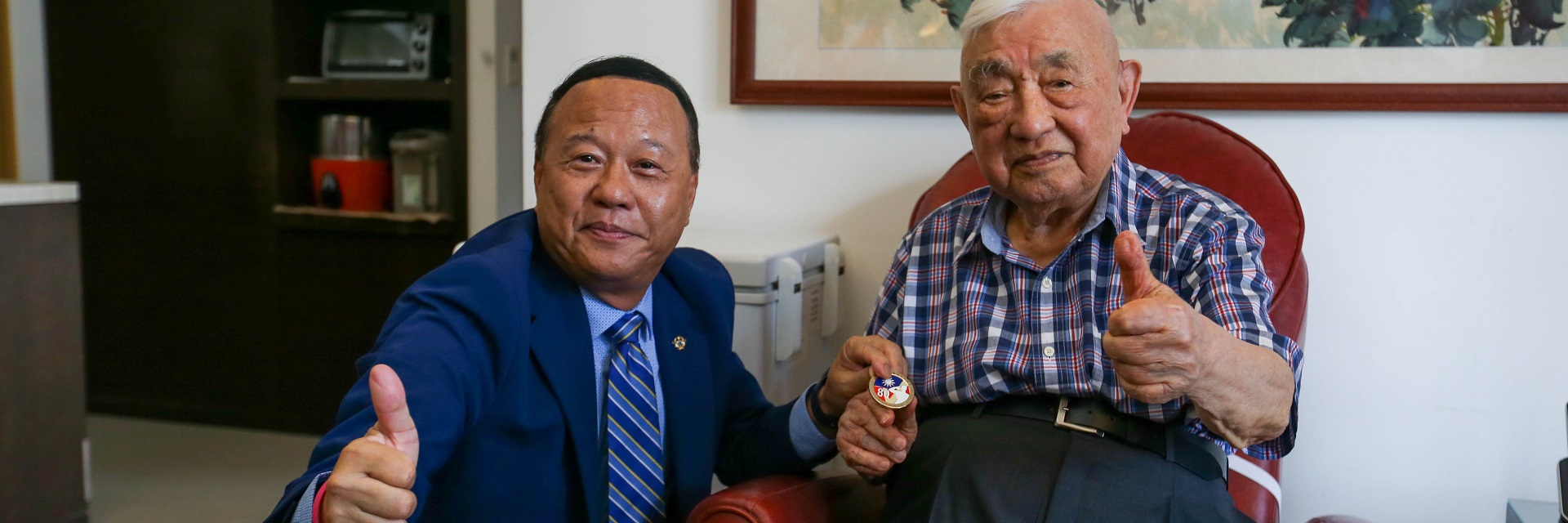 柏副部長頒贈王德輝先進抗戰勝利紀念徽章　表彰為空軍奉獻精神